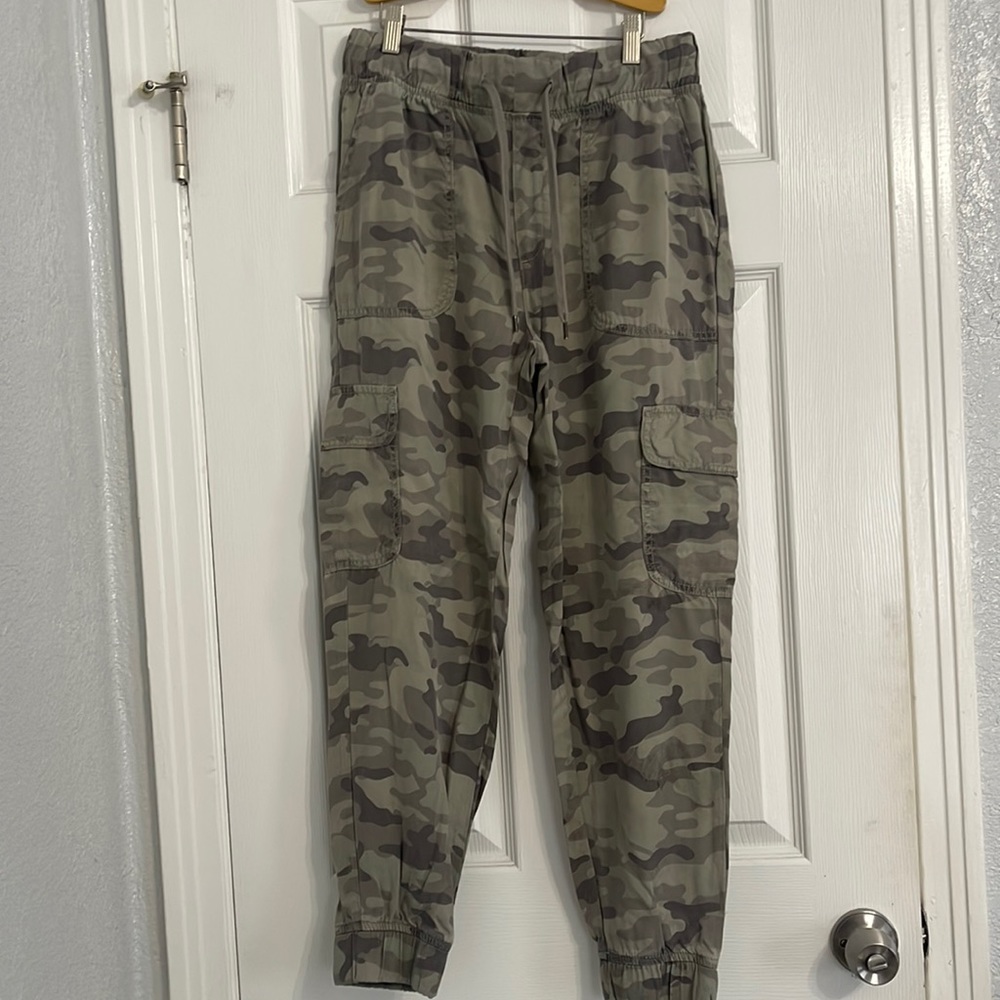 Size S army camouflage joggers with design of cargos from American Eagle